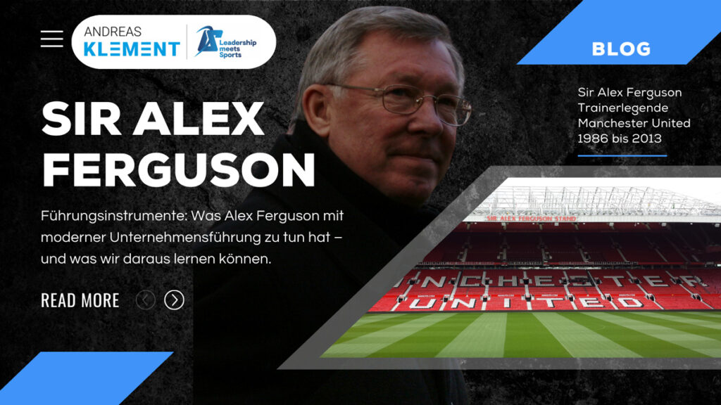 Sir Alex Ferguson vor dem Old Trafford Stadion – Visualisierung zum Blogbeitrag über Führungsinstrumente in Unternehmen mit Beispielen aus dem Sport und Kommentator Andreas Klement