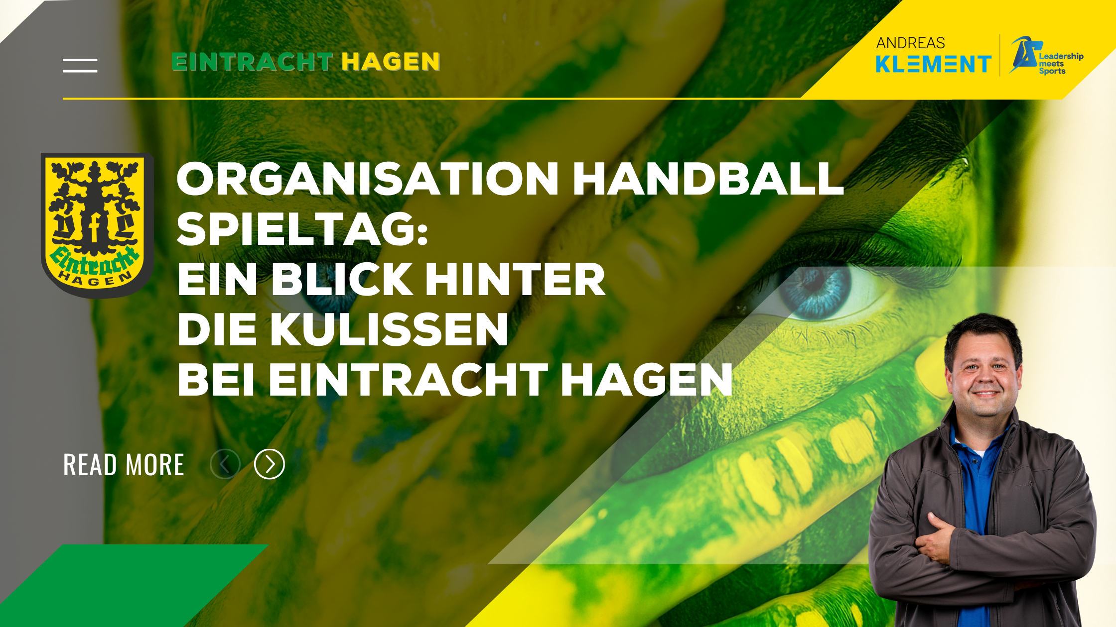Organisation Handball Spieltag bei Eintracht Hagen – Andreas Klement, TV-Kommentator und Leadership meets Sports Partner, vor grün-gelbem Vereinsmotiv