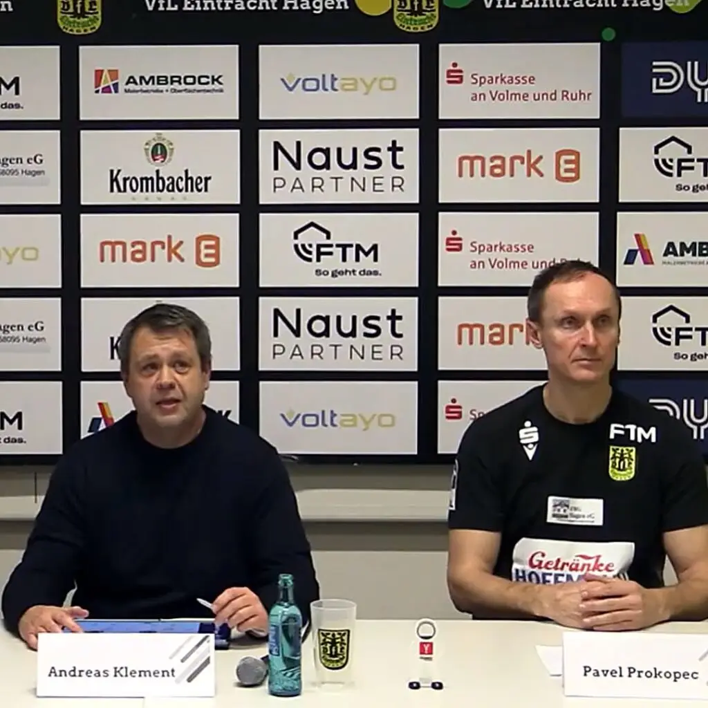Andreas Klement moderiert eine Pressekonferenz nach einem Spiel der 2. Handball-Bundesliga