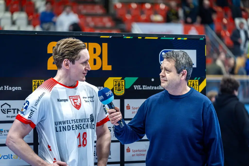 Andreas Klement im Interview mit einem Spieler nach einem Spiel der 2. Handball-Bundesliga bei DYN