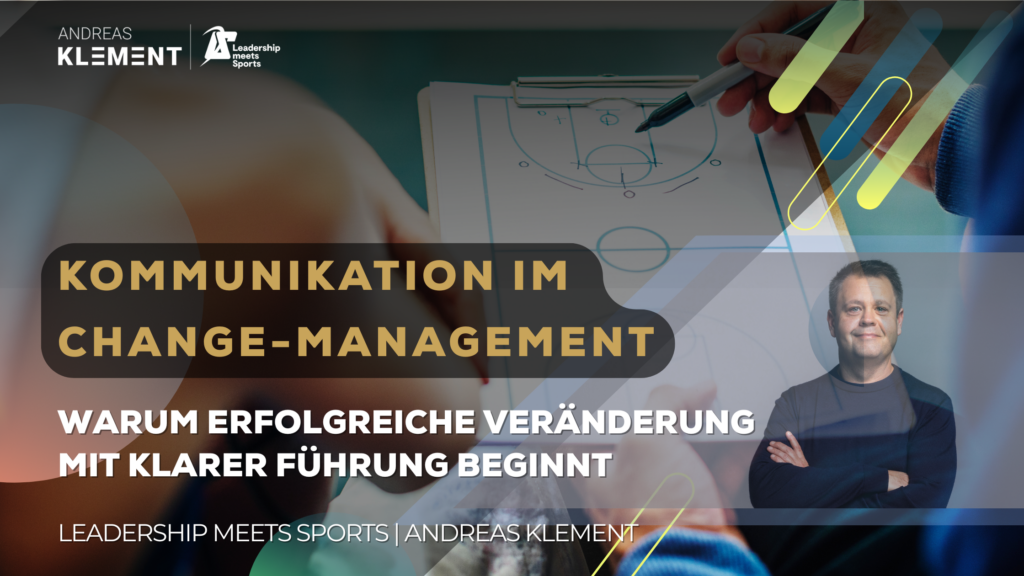 Führungskraft erklärt Team Veränderungsprozess im Unternehmen