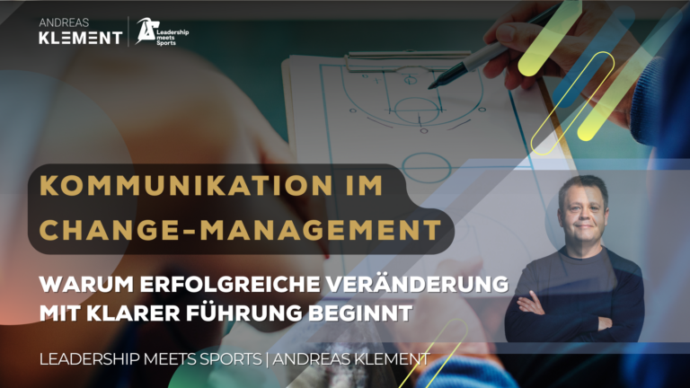 Führungskraft erklärt Team Veränderungsprozess im Unternehmen