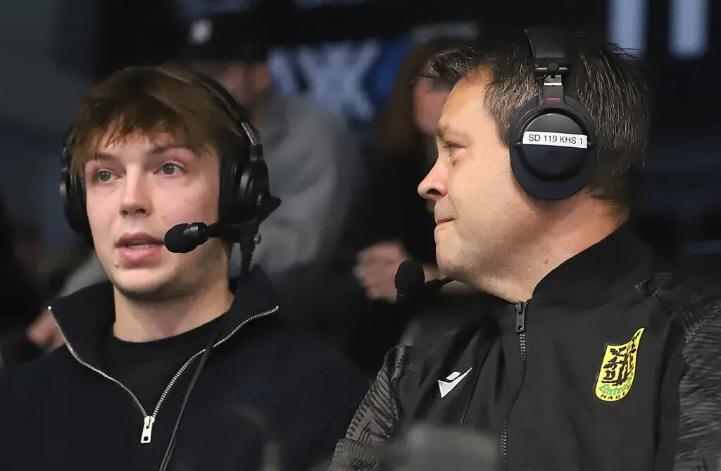 Andreas Klement als Handball Kommentator im Live-Kommentar mit Headset gemeinsam mit Co-Kommentator während eines Spiels