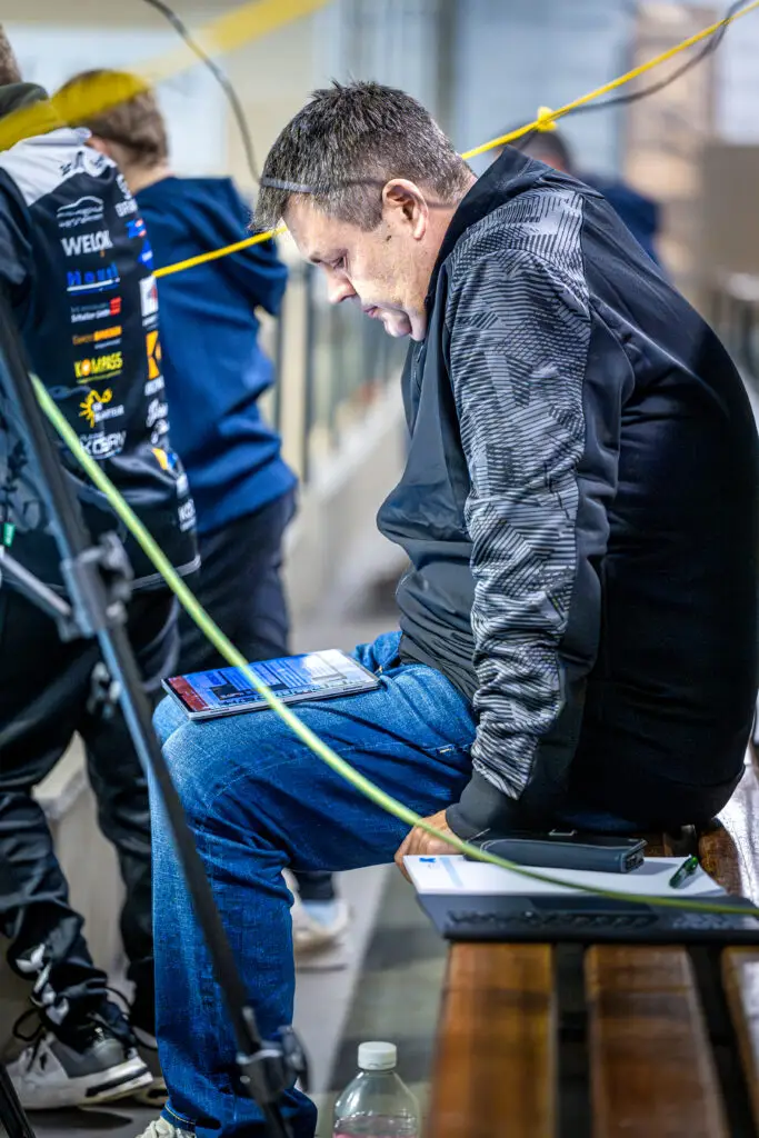 Andreas Klement bei der Spielanalyse als Handball Kommentator während der Vorbereitung mit Tablet am Spielfeldrand