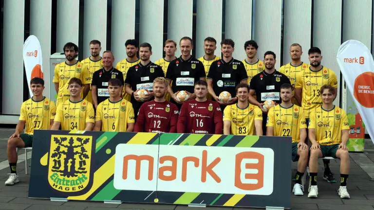 Mannschaft des VfL Eintracht Hagen beim offiziellen Saisonauftakt der Saison 2026/2027 vor dem Gebäude des Partners MARK-E.