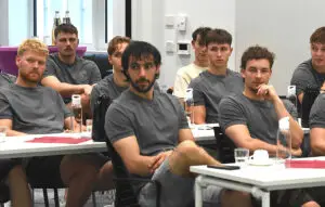 Spieler des VfL Eintracht Hagen verfolgen aufmerksam die Präsentationen beim offiziellen Saisonauftakt der Saison 2026/2027.