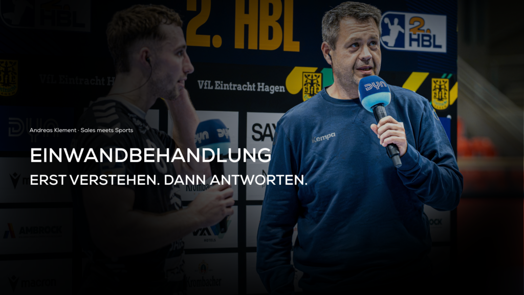 Andreas Klement beim Handballinterview mit DYN-Mikrofon; Beitragsgrafik zur Einwandbehandlung im Vertrieb.