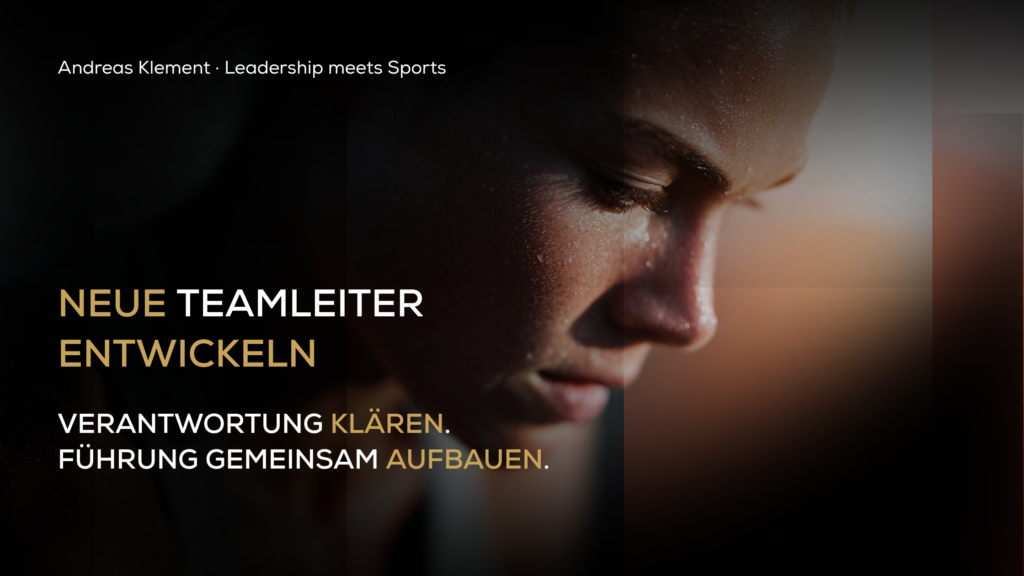 Nahaufnahme eines konzentrierten Sportlers mit dem Schriftzug „Neue Teamleiter entwickeln – Verantwortung klären. Führung gemeinsam aufbauen.“